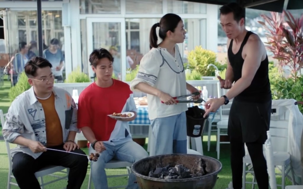 網民指有年輕男同事在同事燒烤聚餐中炫富，結果被人揭發是靠富婆接濟。《陀槍師姐2021》示意截圖