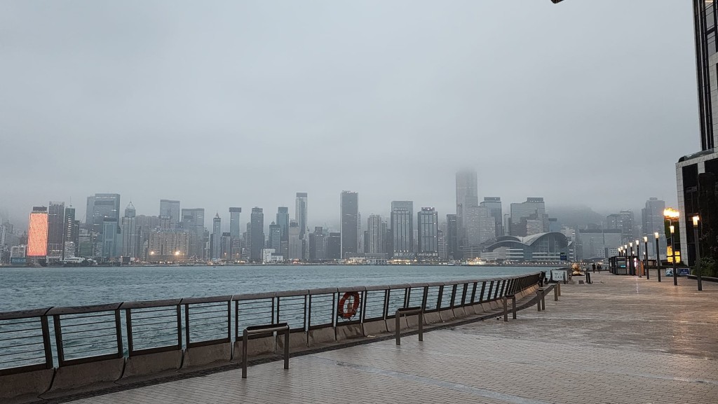 本港地區今日大致多雲,有幾陣雨,部分地區能見度較低。黎志偉攝 本港地區今日大致多雲,有幾陣雨,部分地區能見度較低。黎志偉攝