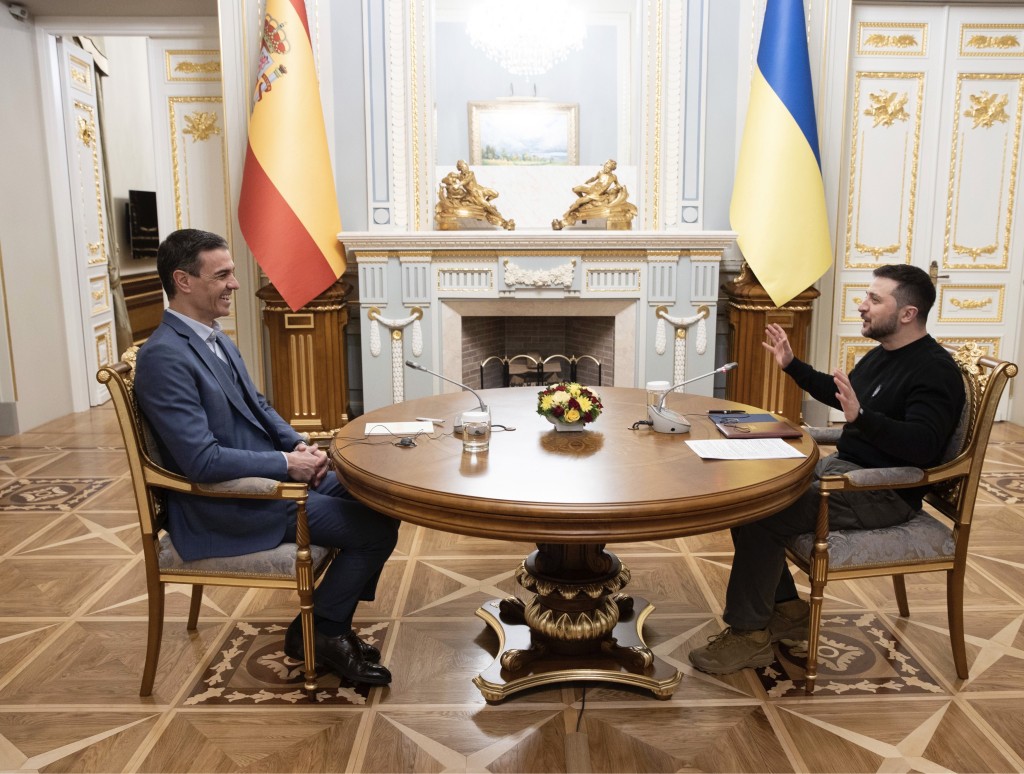泽连斯基周四与到访基辅的西班牙首相桑切斯会面。 美联社
