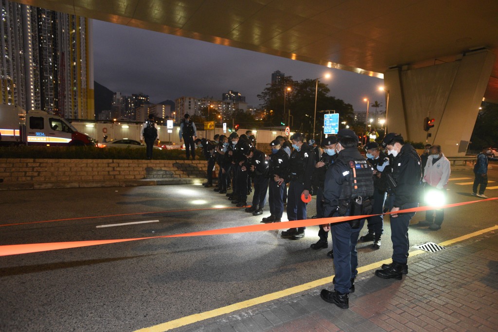 警方入夜在通州街行车天桥底拉起封锁线，进行地毡式搜索。(尹敬堂摄)