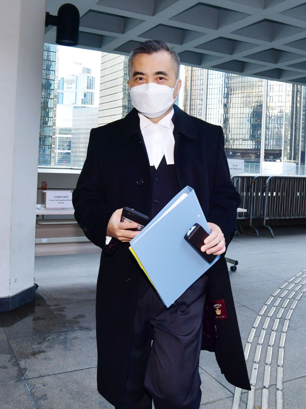 資深大律師黃仁龍代表霍震寰。