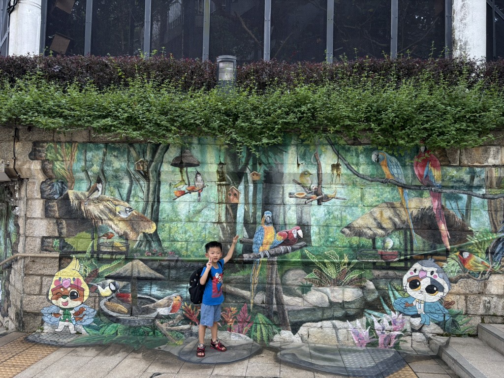 百鳥塔牆公園內有兩處遊樂場，可讓小朋友遊玩放電。身的壁畫相當賞心悅目。（圖片來源：《親子王》）