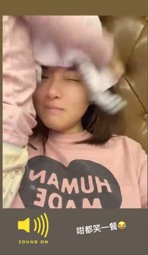 也許隔離生活太悶，董敏莉經常分享與囡囡在房玩樂的片段。