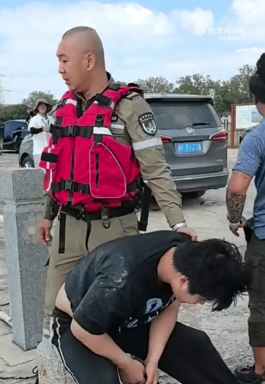 錢塘江救人畫面。 錢塘江救人畫面。
