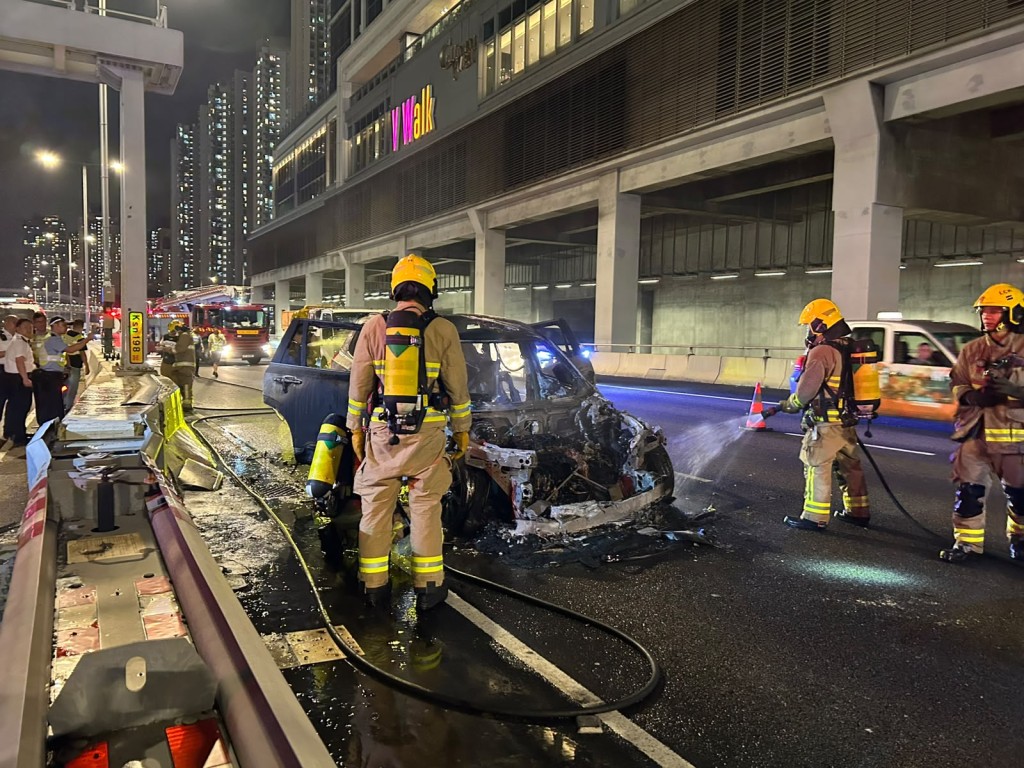 消防開喉灌救將火救熄。曾志恒攝 消防開喉灌救將火救熄。曾志恒攝