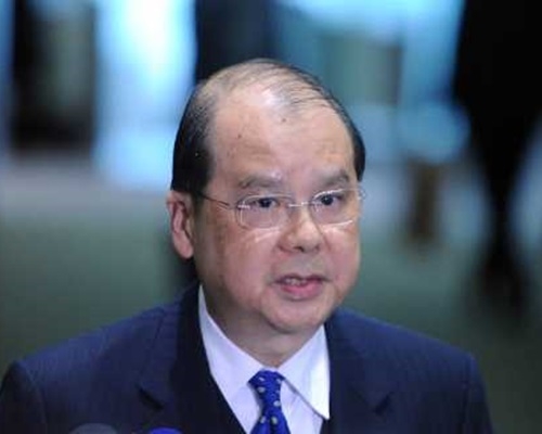 政務司司長張建宗前往北京前在香港國際機場會見傳媒。資料圖片
