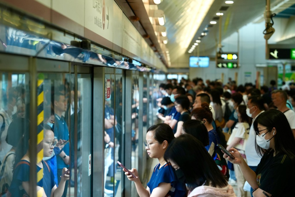 港鐵屯馬線往市區方向月台開始出現上班人潮。劉駿軒攝