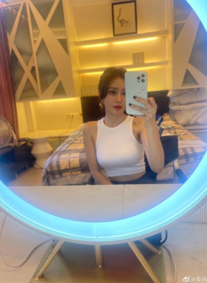 日前在微博貼出兩張在鏡前的自拍相。