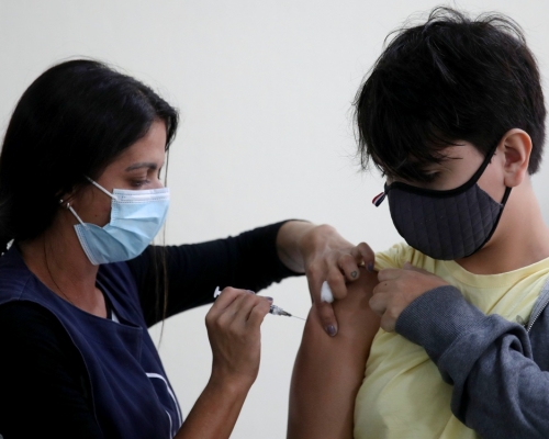 巴西縮短打加強劑相隔時間，同時宣布18歲以上都須要接種。路透社圖片