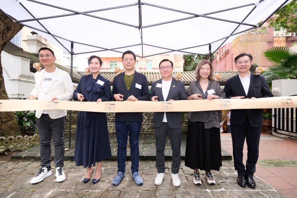 識「碳」館開幕禮上，環境及生態局氣候變化專員黃傳輝、環境運動委員會副主席及宣傳工作小組召集人李進秋、環境運動委員會主席黃傑龍教授、環境及自然保育基金委員會主席鄭錦鐘博士、識「碳」館營運及管理機構新生創意有限公司顧問吳衛霞、以及環境及生態局社區關係總監黃耀光（圖左至右）進行剪綵儀式。