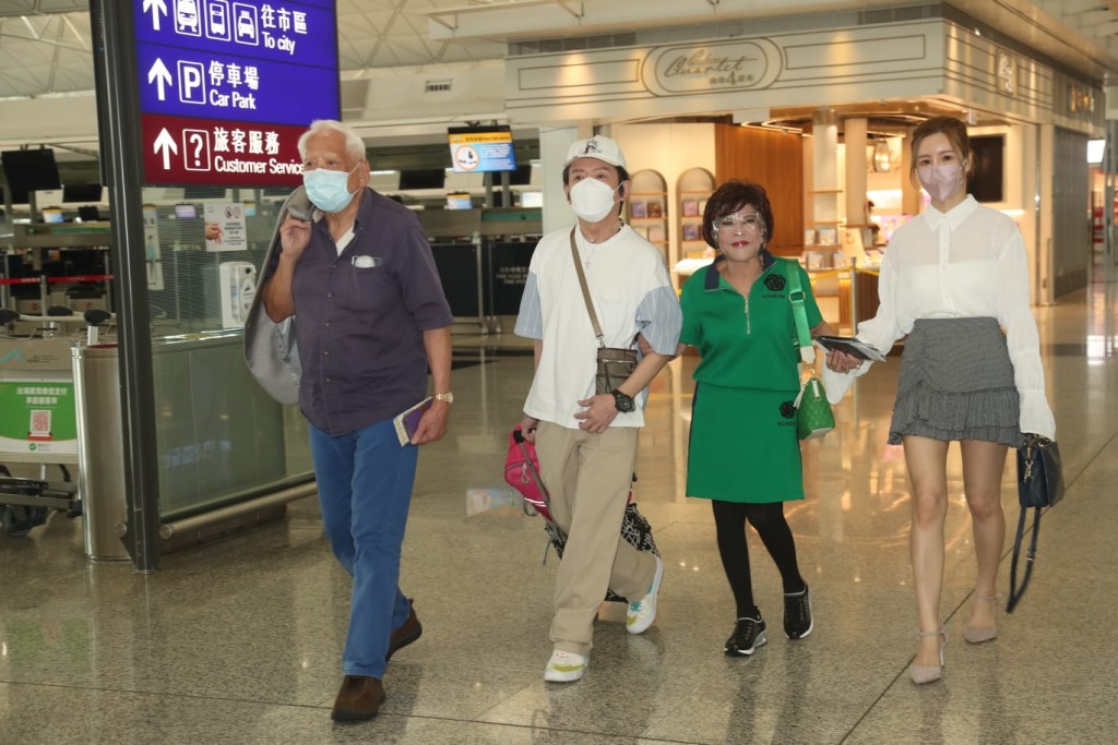 黃夏蕙同老公潘炳烈今日離開香港,準備飛去美國過新生活。