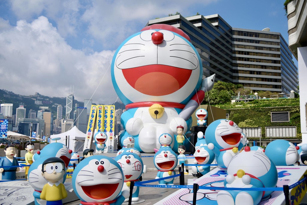 去年年中尖沙咀海傍曾展出多隻多啦A夢雕塑。資料圖片