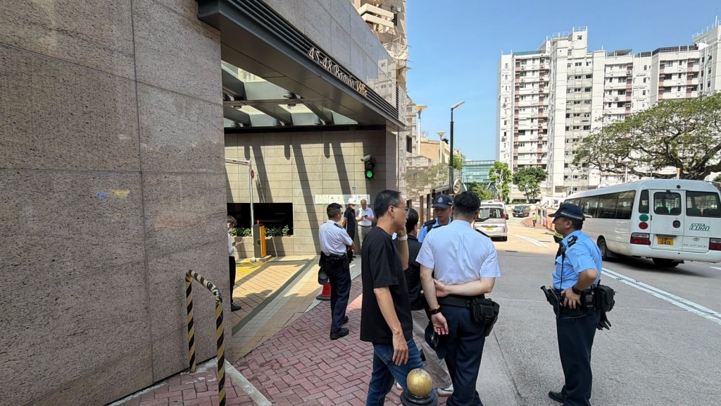 大批警員到場調查。劉漢權攝