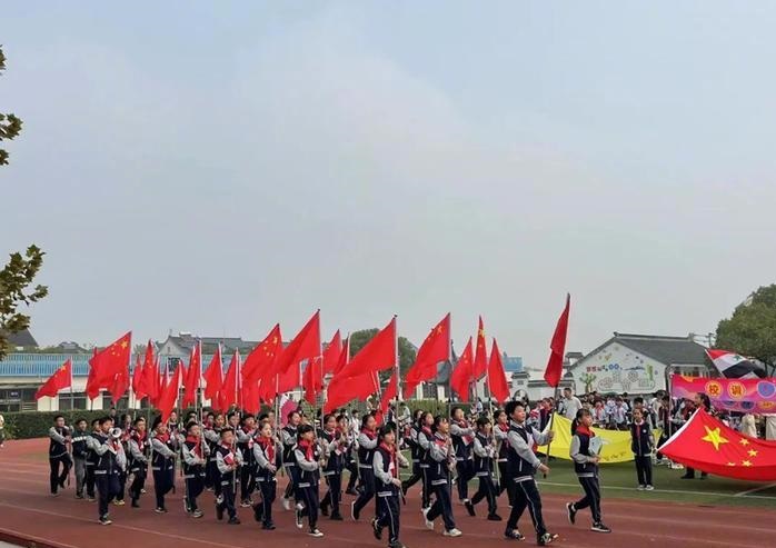 横扇学校校方指，校运会是模拟杭州亚运各国选手进场。影片截图
