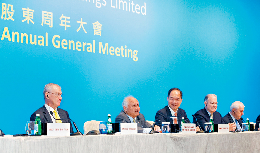 蔣東強(中)出席中電2024股東周年大會,旁為主席米高嘉道理(左二)、副主席包立賢(左一)及前任首席執行官藍凌志(右二)。