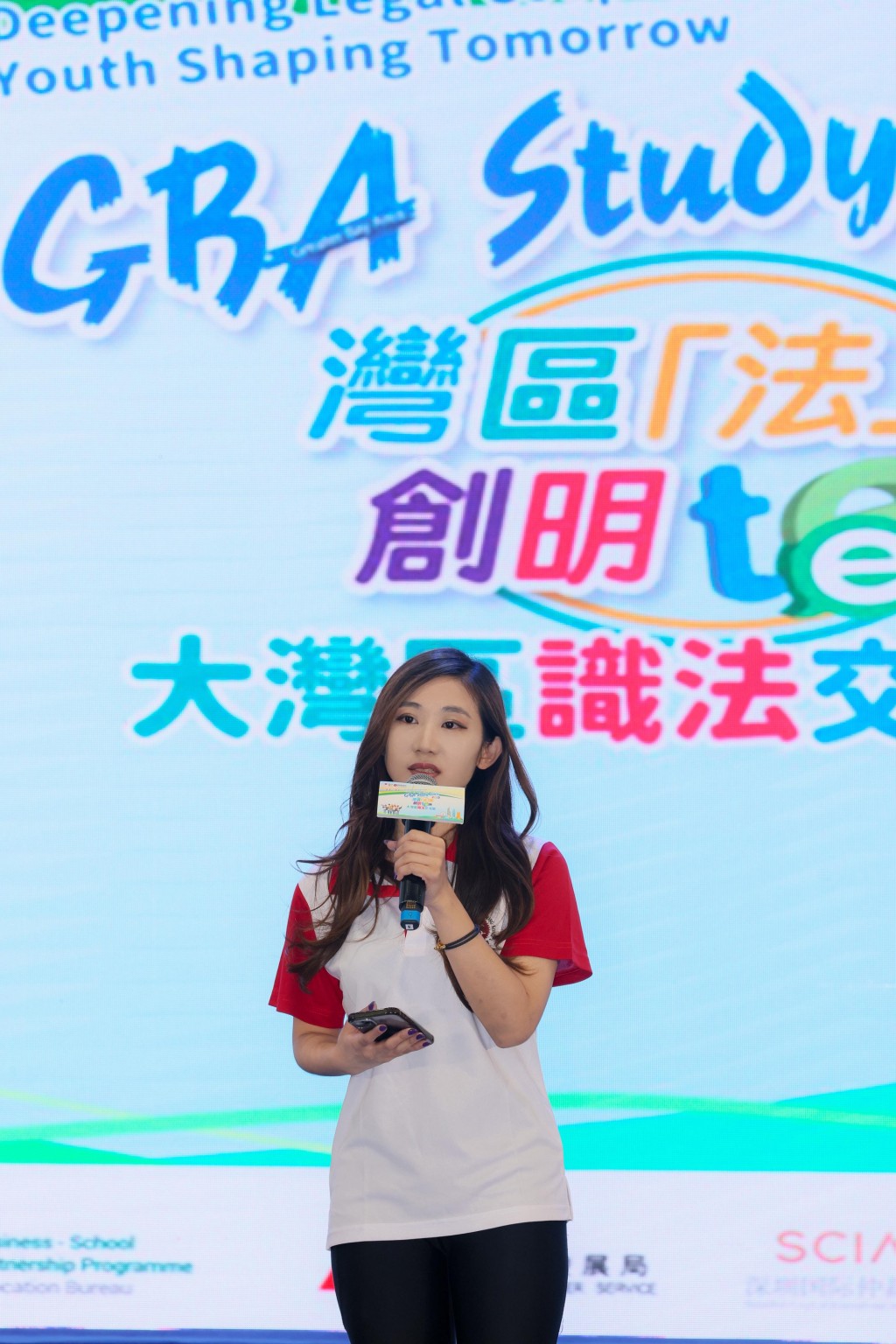 香港律師會「青Teen講場」2025籌備委員會主席譚雪欣律師致辭。香港律師會圖片 香港律師會「青Teen講場」2025籌備委員會主席譚雪欣律師致辭。香港律師會圖片