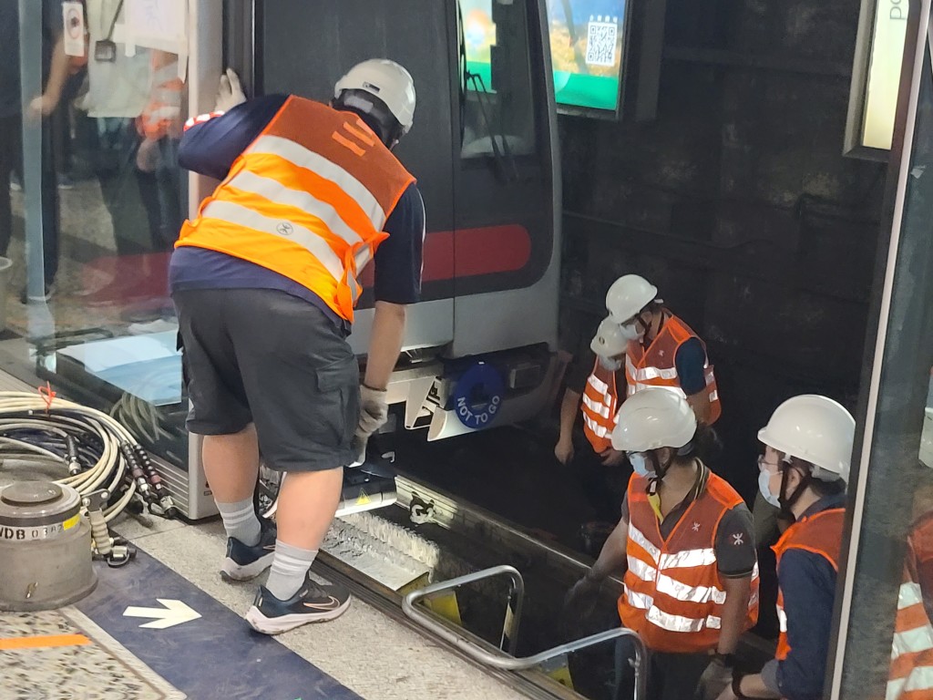 港铁工人正进行抢修。