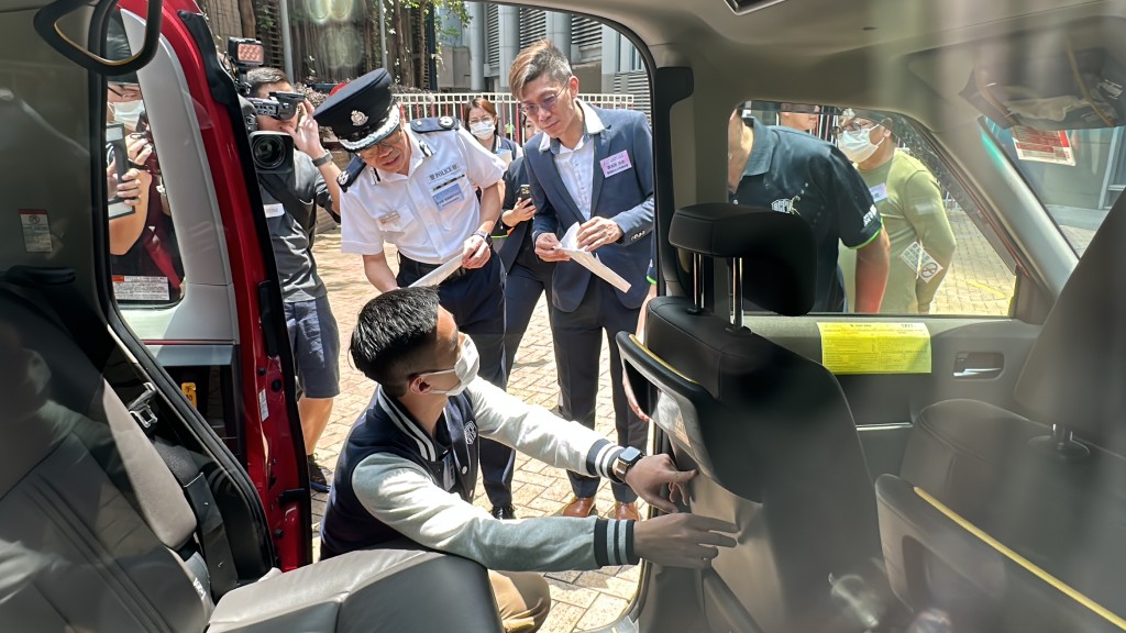 警方邀请各大的士及小巴团体协助警方于交通工具展示有关防骗宣传贴。刘汉权摄