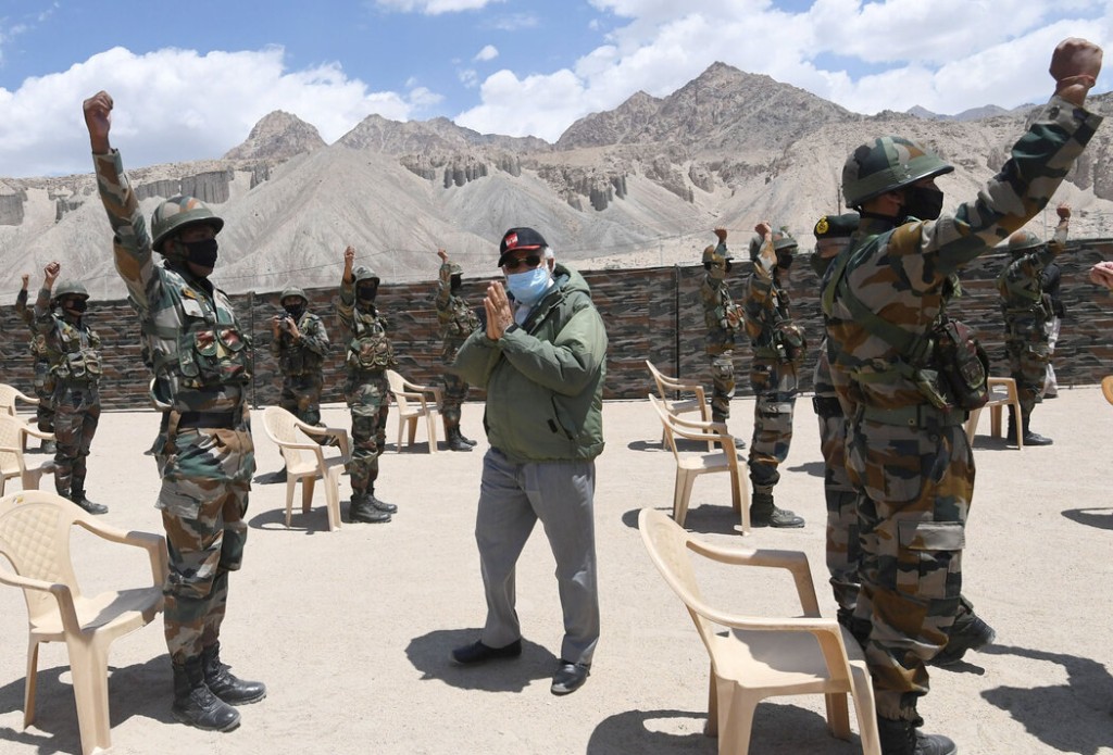 印军表彰中印边境冲突士兵。