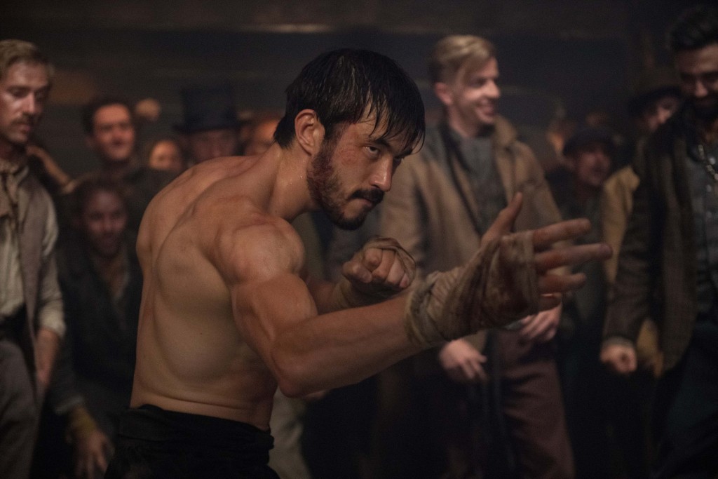 第二季繼續由Andrew Koji飾演主角阿山，大show完美肌肉線條。