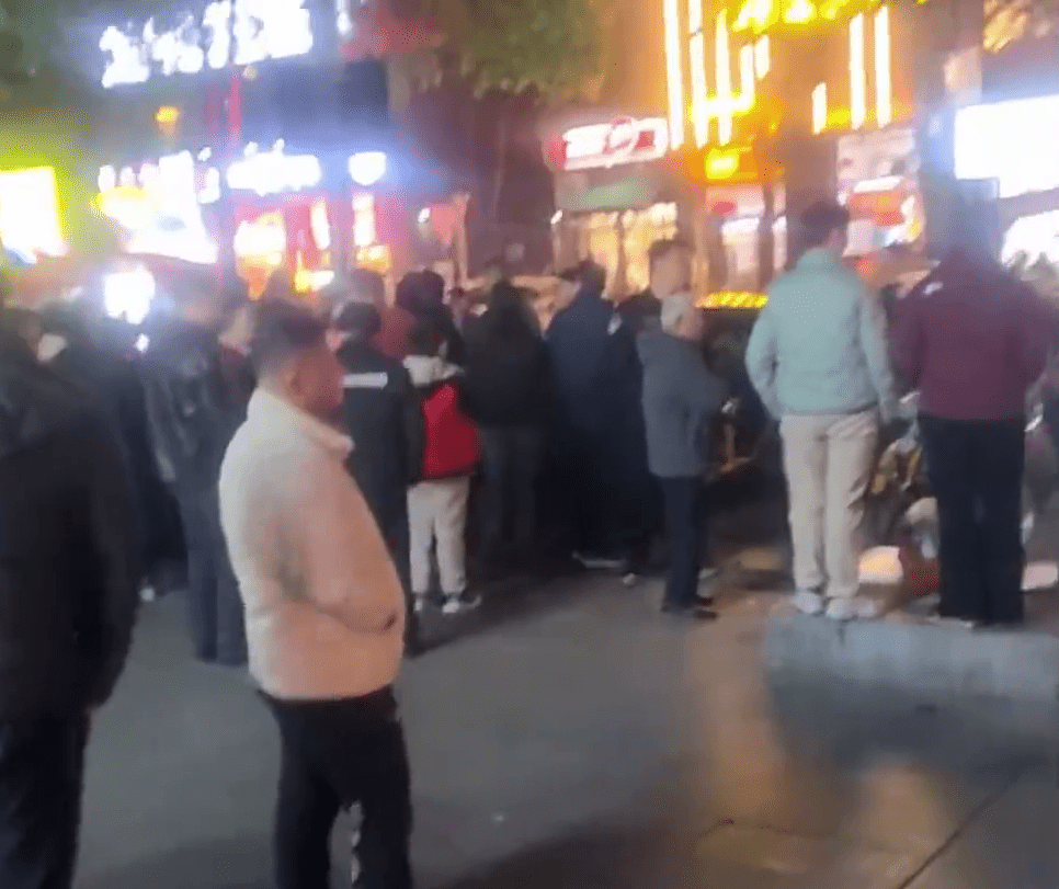 事发后众多市民围观。