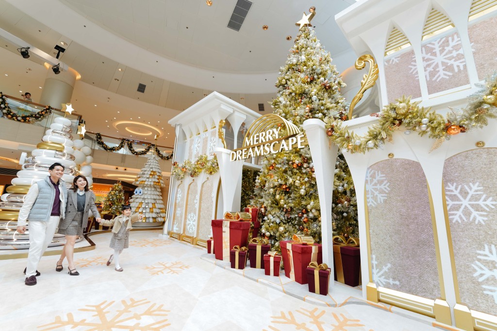 唯美的八米高巨型聖誕樹，配合燈光營造的閃爍效果，營造濃濃的聖誕節日氣息！（圖片來源：ELEMENTS圓方）