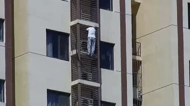 89歲婦受困27樓睡房竟想爬落地面，因體力不支掛在半空。 