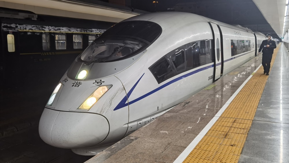 即日起,搭火車飛機抵深者,須申報行程。資料圖片
