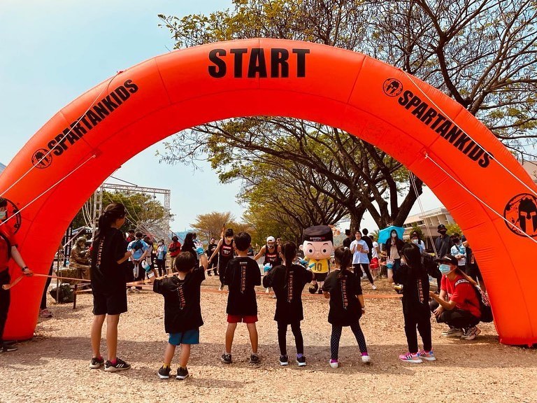 昆凌带子女参加儿童野外竞赛。