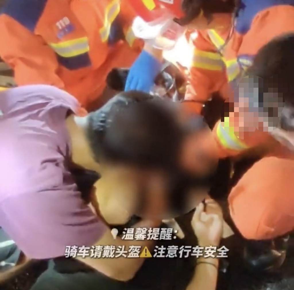 男子騎電動單車不慎撞上臨時紅綠燈,頭部卡進燈柱。封面新聞 男子騎電動單車不慎撞上臨時紅綠燈,頭部卡進燈柱。封面新聞