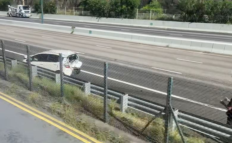 其中一部私家車被撞毀車尾。fb馬路的事 (即時交通資訊台) Bosco Chu圖片 