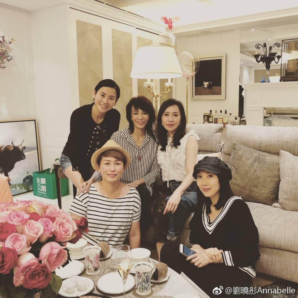 但宣萱近年分享跟刘晓彤和袁咏仪在聚会合照，可见几十年后，大家都已放下往事。
