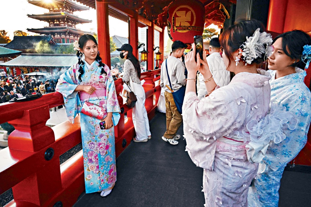 中國遊客身穿和服，參觀東京淺草寺。