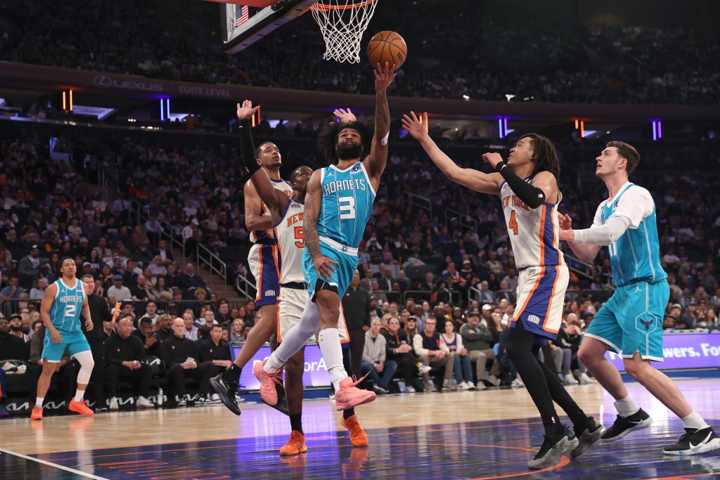 纽约人周日常规赛最后一战斗最终以96:110不敌黄蜂。美联社