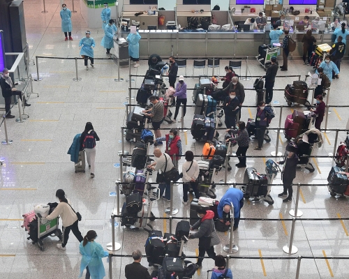 消息指當局正考慮在機場分隔內地及外國航班的旅客,進一步防止交叉感染。資料圖片