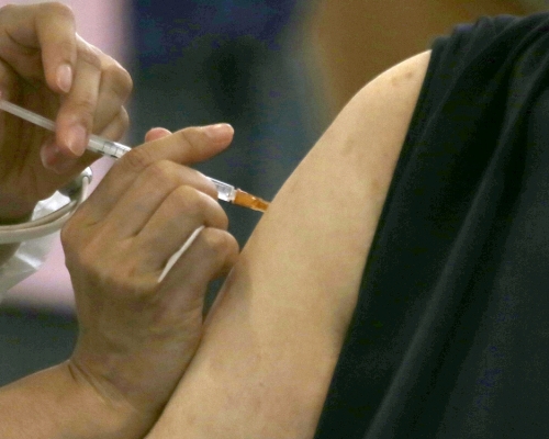 台灣一名洗腎婦人打疫苗後腦血栓腐爛，兒子忍痛簽放棄急救書。AP圖片(示意圖)