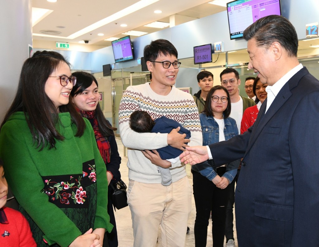 習近平參觀黑沙環政府綜合大樓。澳門新聞局圖片