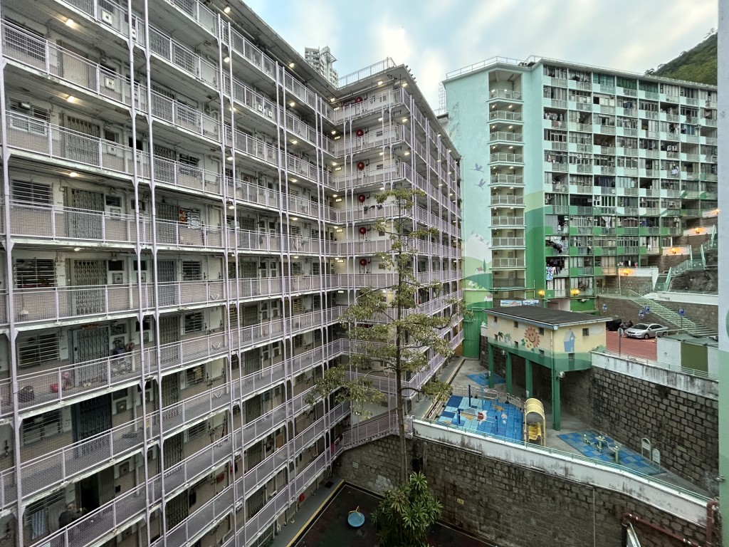 西環邨現有636個公屋單位，據初步研究，西環邨清拆後可以增加460個單位，至約1100個。 