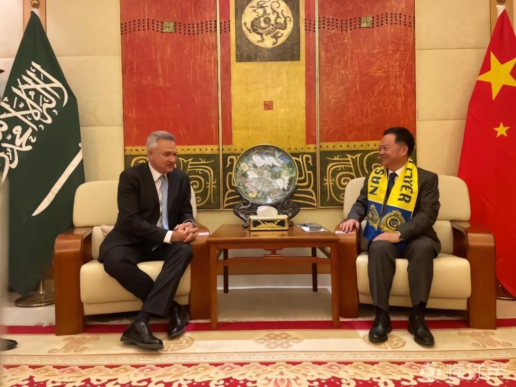 艾纳斯行政总裁菲恩加向陈伟庆大使透露，C朗拿度近期会随球队来中国比赛。微博