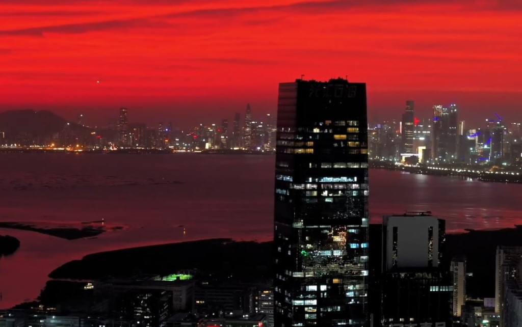 深圳晚上出現火燒雲現象，金紅雲彩彩漫天。第一現場