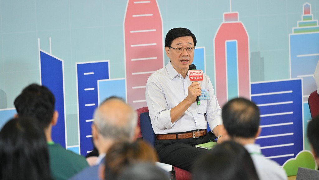行政長官李家超在諮詢會聽取市民意見。政府新聞處