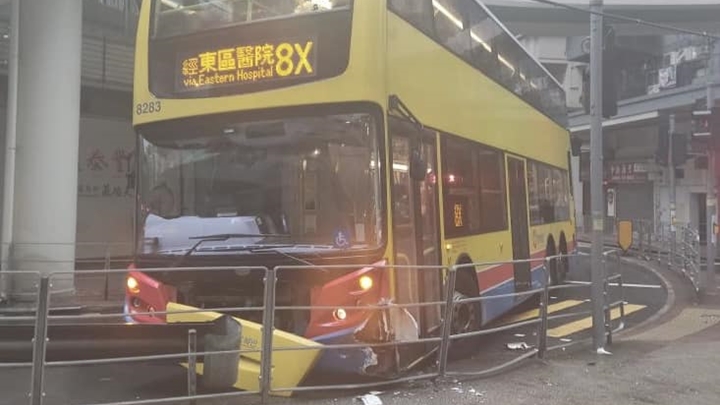 城巴撞欄損毀。fb車cam L(香港群組)Bosco Chu圖片