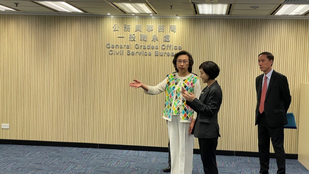 杨何蓓茵（左一）表示会适时公布《公务员守则》修订版本及咨询职方同事。谢晓雅摄