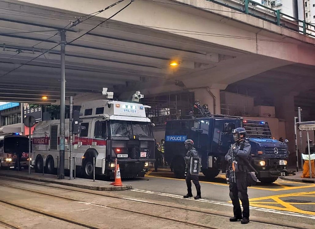 水炮車及銳武裝甲抵達。