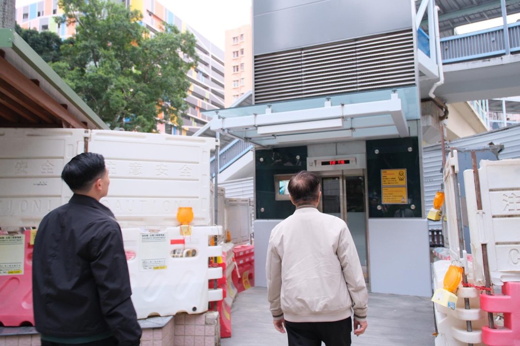 田北辰與莊豪鋒實地試用升降機。田北辰fb