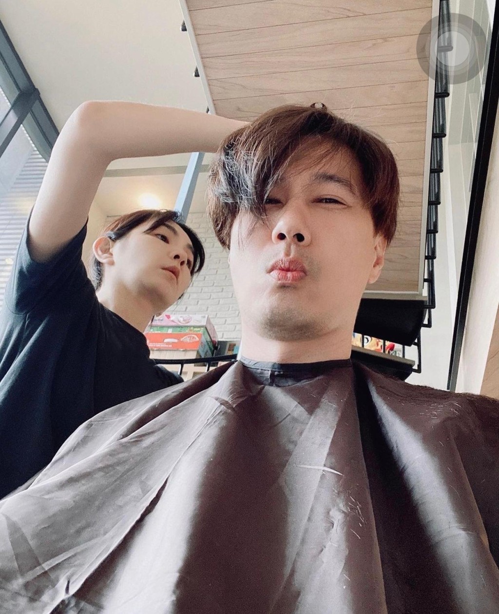 Ella的老公表情反映心聲。