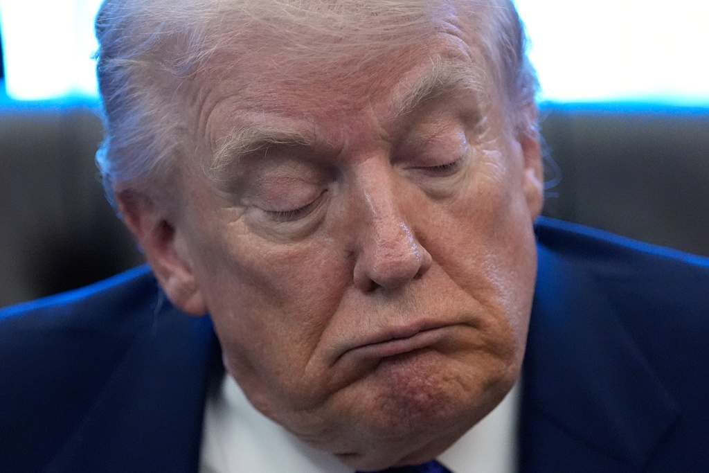 特朗普席間多次以戲謔方式評論國際局勢及政治對手，惟多個笑話未獲掌聲，反而換來現場一片沉寂，氣氛尷尬。美聯社