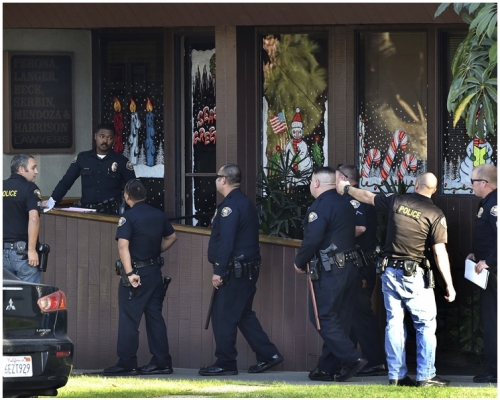 大批警员赶到案发现场的律师楼。 AP  