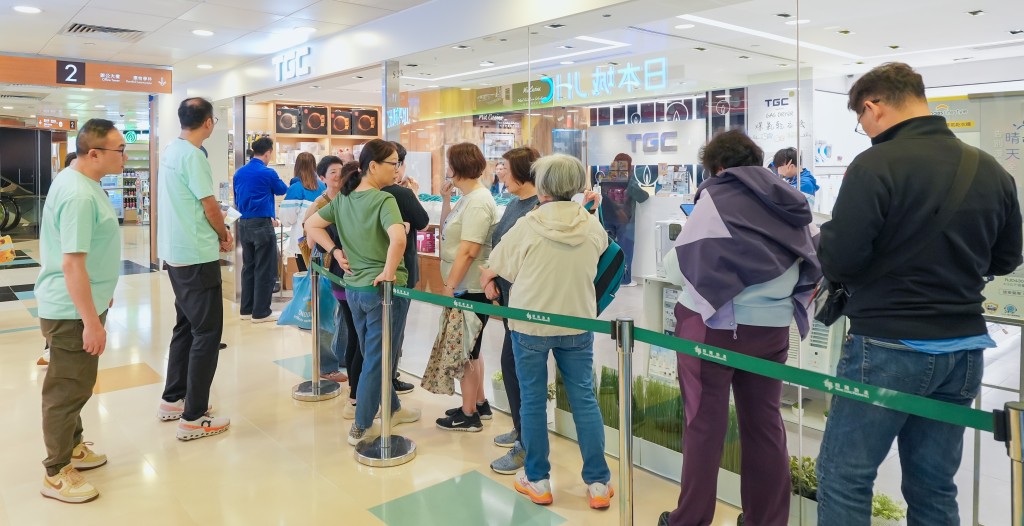 恒基地產聯同李兆基基金昨日於全港50個地點向市民派發福袋,市民反應十分踴躍。 恒基地產聯同李兆基基金昨日於全港50個地點向市民派發福袋,市民反應十分踴躍。