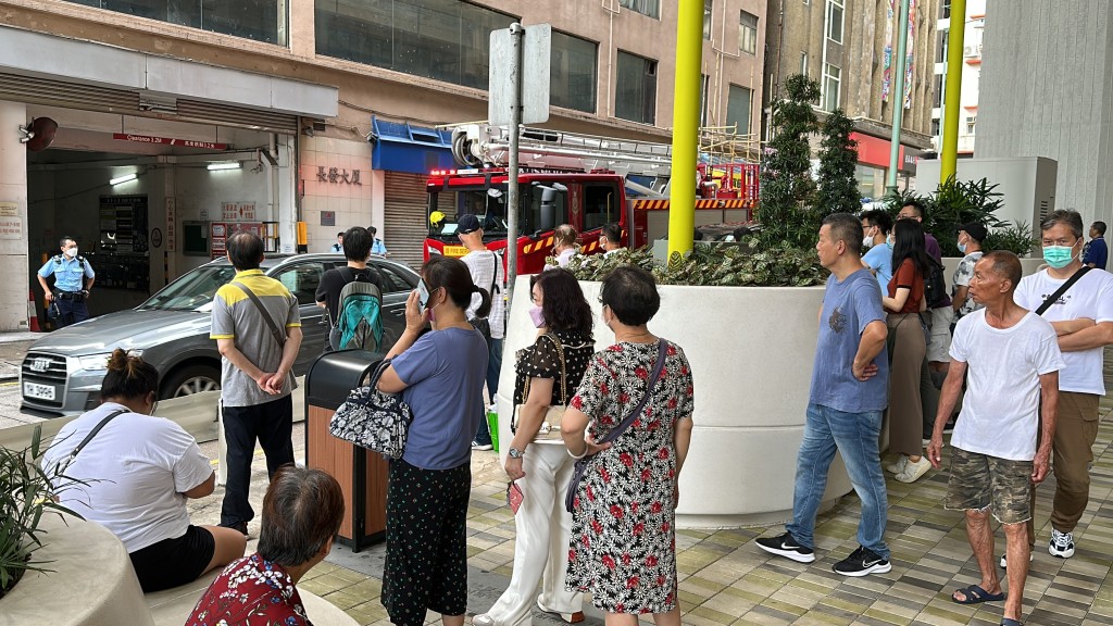 火警期間,消防要疏散十層樓的人士到街上。劉漢權攝